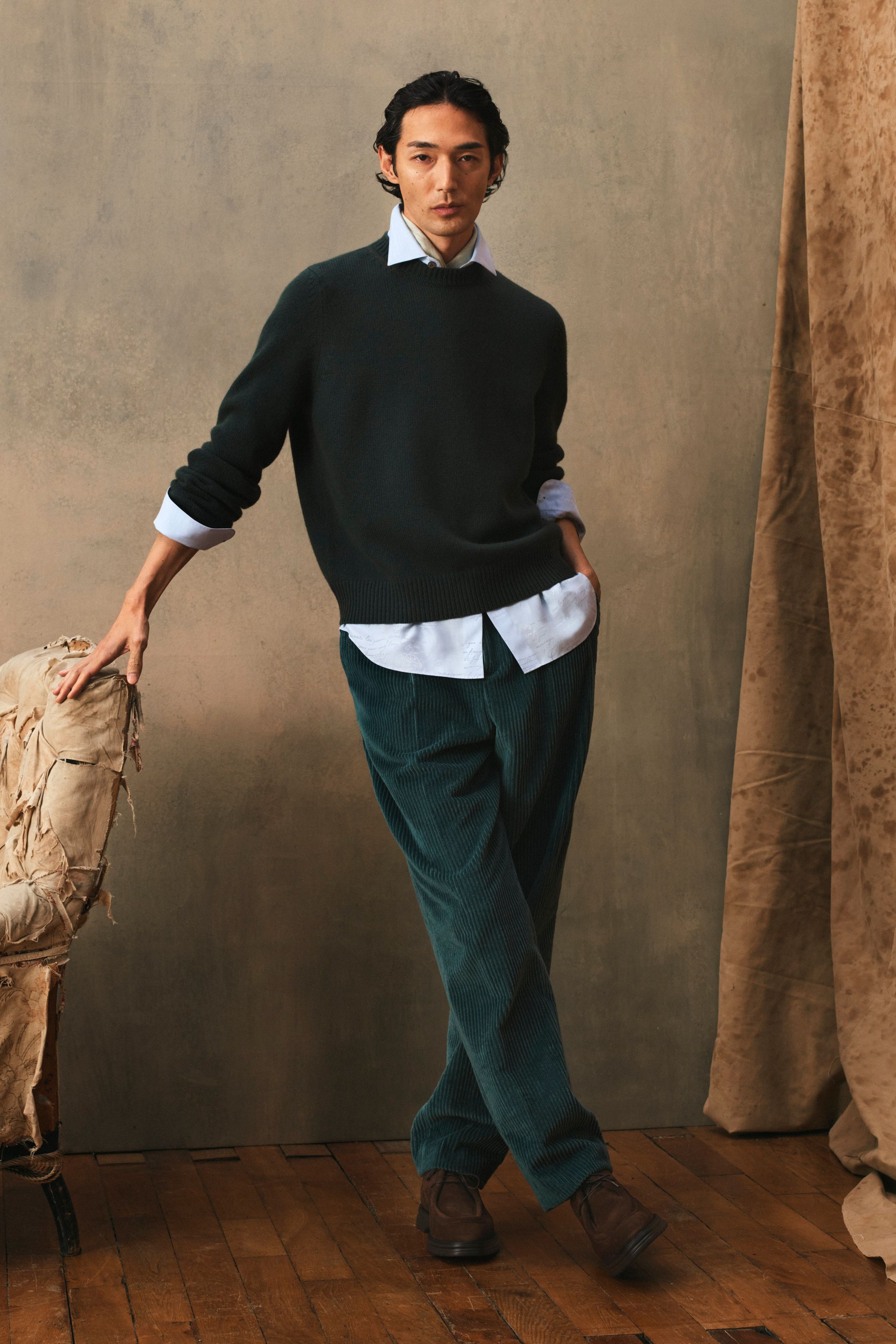 Berluti 2026秋冬回归法式绅士衣橱的本质语言，以皮革工艺为核心，将飞行夹克、针织外套与柔软长大衣塑造成低调而昂贵的男性形象。色彩温润克制，强调材质触感与生活姿态，模糊正装与休闲的界线。这是一种“安静的奢华”，不张扬，却在细节中彰显时间与手工的价值-顽石频道趋势研究